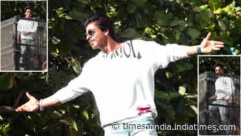 Shah Rukh Khan blows kisses at fans outside Mannat, breaks into 'Jhoome Jo Pathaan' hook step