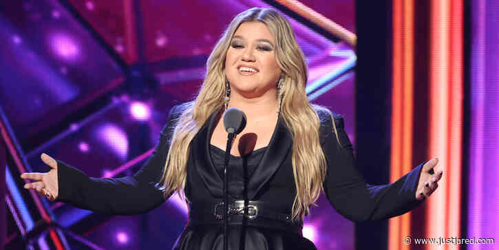Kelly Clarkson's Lookalike Daughter River Rose Fearlessly Duets With Her During Vegas Residency