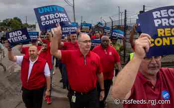 UAW members practice picketing: As deadline nears, autoworkers are 'ready to strike'
