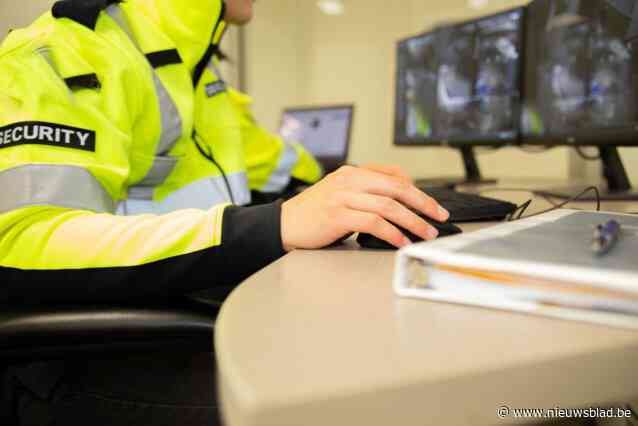 Politieman (56) zoekt uit verveling burgers op in politiecomputer en stuurt informatie door: “Werkt u eigenlijk nog wel?”