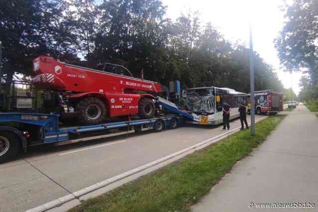 Lijnbus knalt achterop zwaar transport: Breugelweg afgesloten voor verkeer