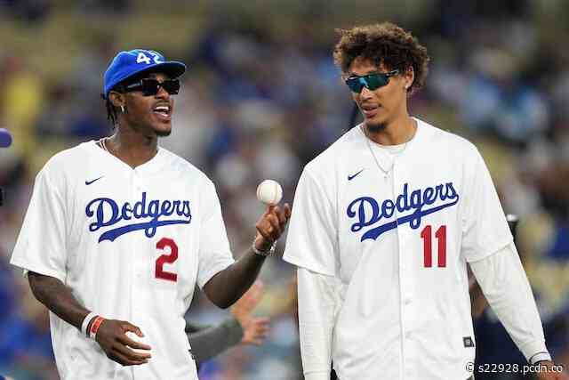 Lakers Video: Jarred Vanderbilt & Jaxson Hayes Throw Out First Pitch At Dodgers Game