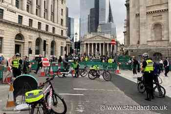 City police target ‘Lycra lout’ cyclists who jump red lights at Bank Junction