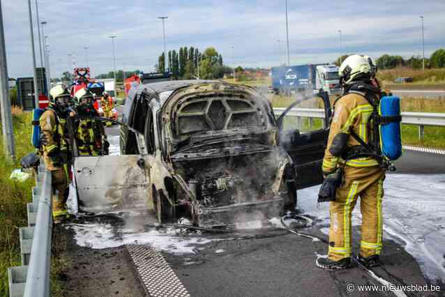Auto volledig uitgebrand op afrit E17