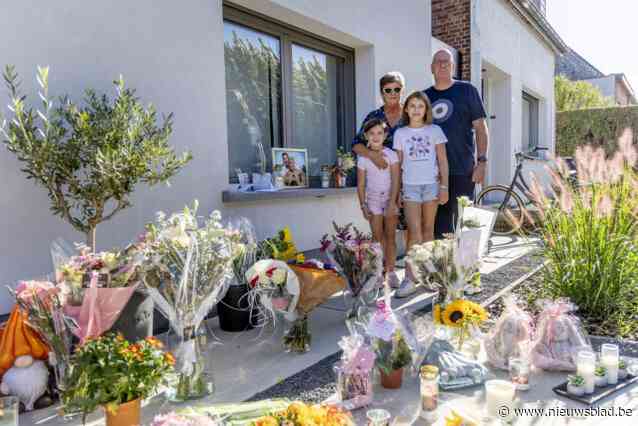 Tientallen mensen leggen bloemen neer aan woning van koppel dat vorig jaar omkwam bij ongeval: “Dat zo veel mensen nog aan Wim en Joyce denken is hartverwarmend”
