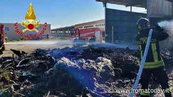 Incendio a Civitavecchia, plastica e rifiuti abbandonati bruciano nell'ex deposito