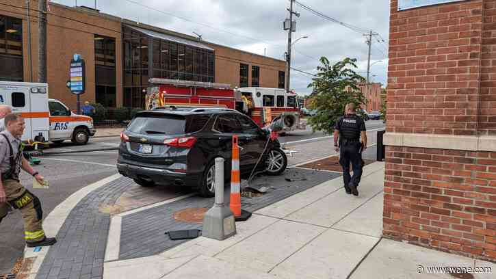 Car crashes into pole at downtown Fort Wayne intersection