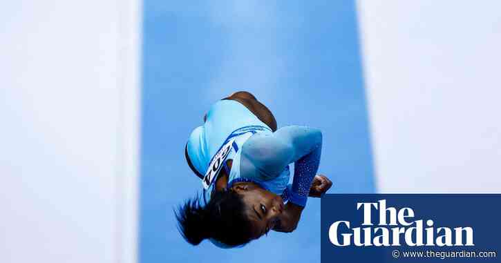 Biles maintains lead on second day of qualifications at world championships