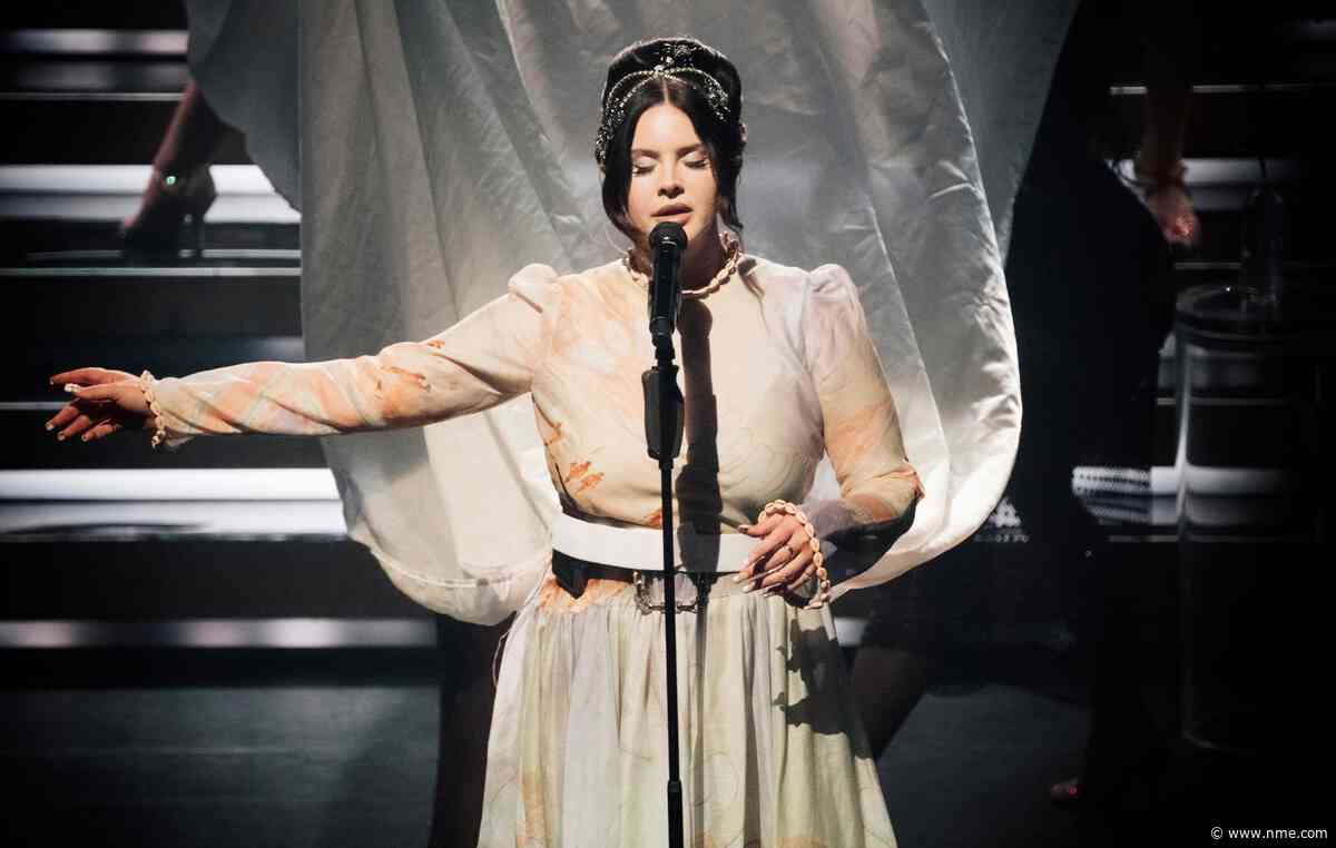 Lana Del Rey denies claims that she “grew up rich”