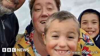 BSL: Parents of deaf children in Wales urge free signing lessons