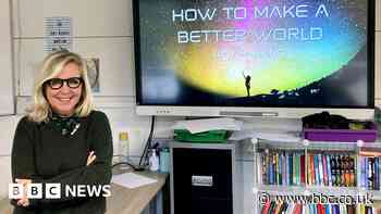 Stephen Hawking's daughter gives keynote speech at school