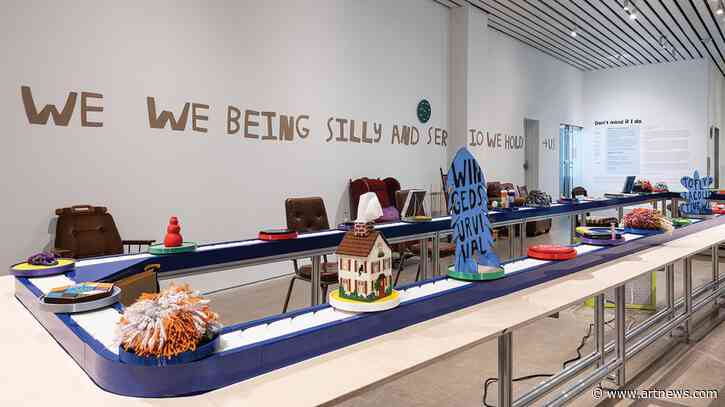 Finnegan Shannon’s Exhibition on a Conveyor Belt Alleviates Museum Fatigue