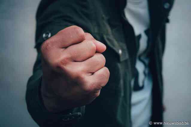 Duo raakt slaags met taxichauffeur aan jachtclub: “Zinloos geweld en racistische praat”
