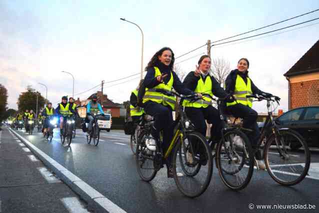 150 fietsers waaronder veel scholieren protesteren tegen moordstrookje langs gewestweg en eisen veilig fietspad
