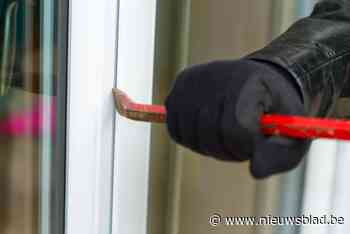 Inbreker doorzoekt woning