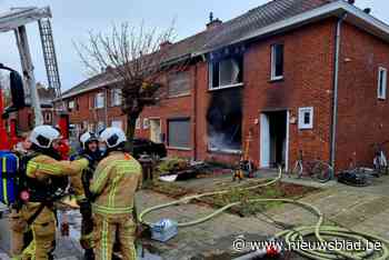 Hevige brand vernielt woning, gezin naar ziekenhuis: “De vader liep de brandende woning nog binnen om zijn kinderen te redden”