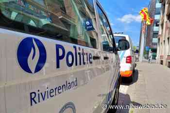 Politievoertuig raakt betrokken bij aanrijding in zoektocht naar gestolen auto: twee inspecteurs lichtgewond