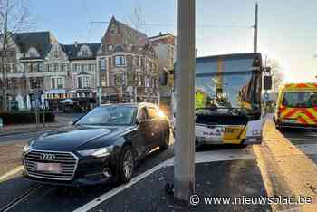 Vijf lichtgewonden naar ziekenhuis door aanrijding tussen Lijnbus en auto in Mortsel