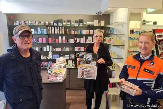 “We zien in deze donkere dagen een piek in het aantal autodiefstallen”: politie trekt straat op voor actie ‘Geen buit achter deze autoruit’