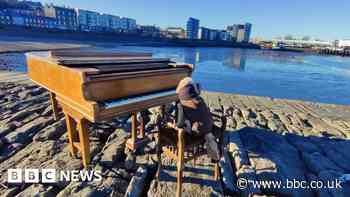Why did a grand piano appear at an Edinburgh harbour?