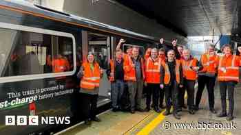 Battery-powered train 'breaks UK record' in test