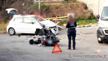 Incidente a Villaggio Prenestino: scontro tra auto e motorino, feriti due ragazzi