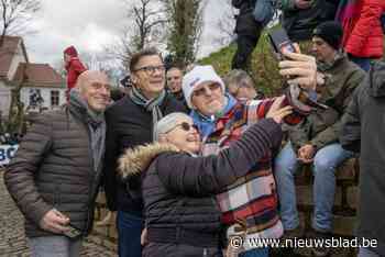 Op pad met de burgemeester die voor het eerst zonder sjerp, maar met Alzheimer naar de koers ging op “zijn” Muur van Geraardsbergen