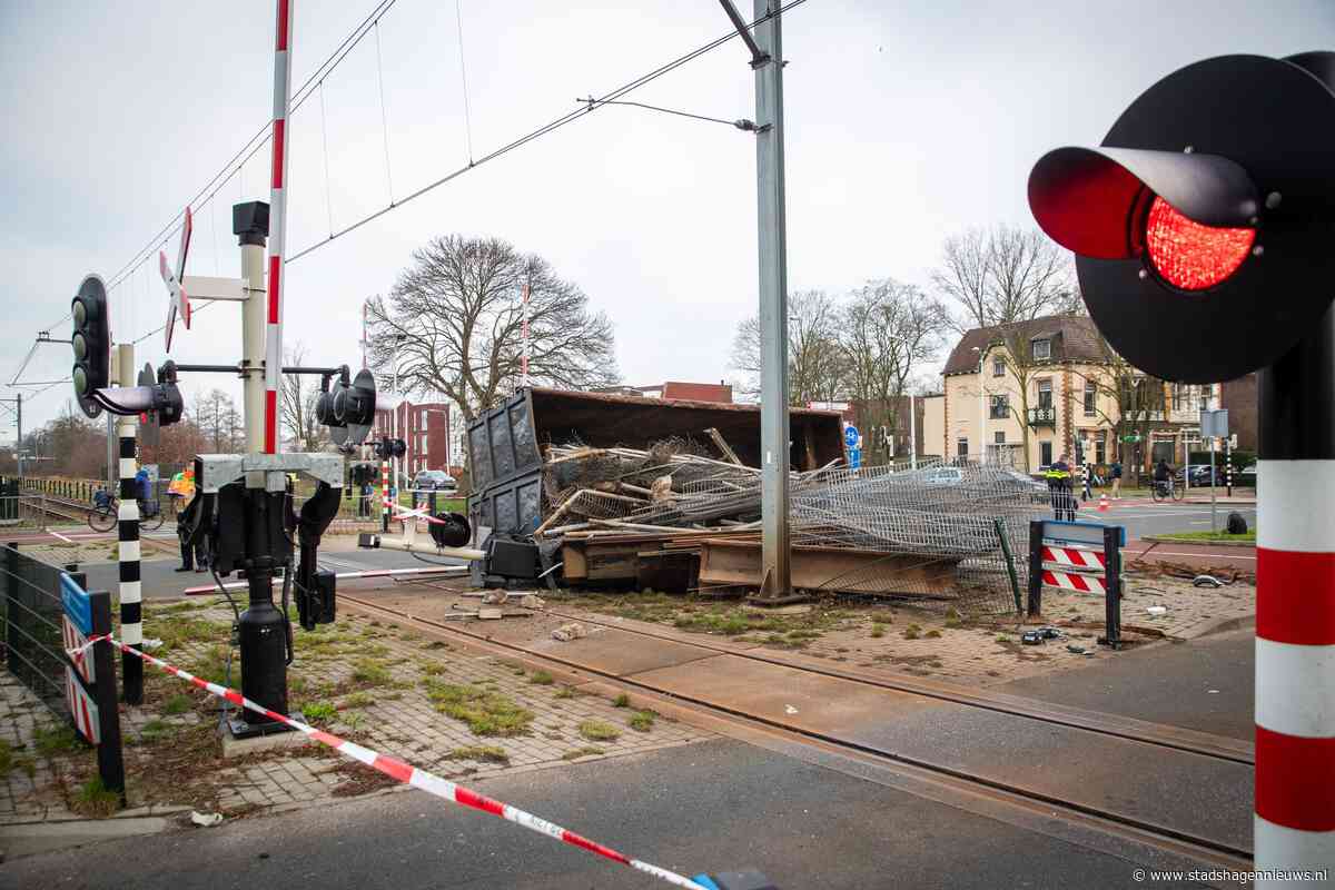 Treinverkeer Stadshagen geblokkeerd door gekantelde container