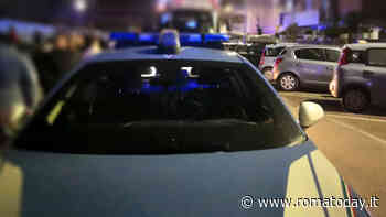 Spacca vetro dell'auto con la pistola e rapina donna alla guida, bottino da 50mila euro