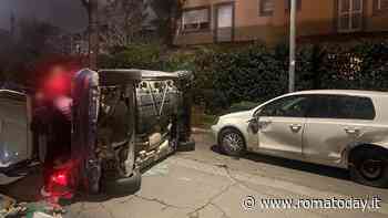 Incidente a Casal Palocco: si ribalta con l'auto e danneggia due vetture in sosta