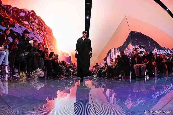 Balenciaga: 3D-Welt für Pariser Show