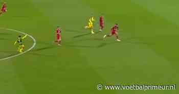 Fantastische treffer: Van Mieghem (ADO Den Haag) schiet bal van ruim 40 meter raak