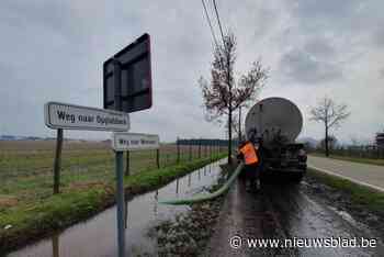 Landbouwers pompen opnieuw water weg langs N76 in Oudsbergen