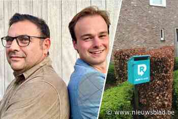 Partijleden RIA plaatsen appelblauwzeegroene brievenbus voor hun deur