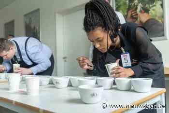“Een kopje is niet altijd ideaal voor koffie”: beste jonge barista van België gekozen in Herk-de-Stad