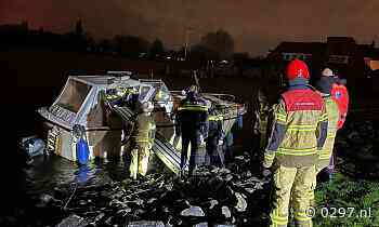 #Aalsmeer - Brandweer helpt ambulancedienst om patiënt van boord te halen