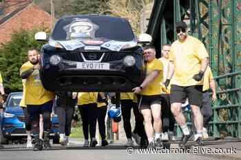 Houghton gym goers raise £1,000 for charity with seven mile car carry in memory of late friend