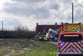 Vrachtwagen belandt in gracht langs landelijke Diksmuidse Boterweg