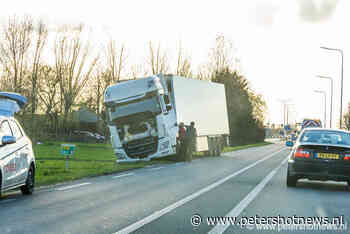 Vrachtwagen zakt weg langs N201 Vinkeveen