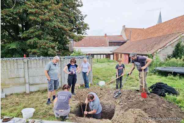 Inwoners graven putjes in eigen tuin of op publieke plek in het dorp: “Archeologie brengt iedereen bij elkaar”