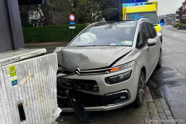 Auto belandt tegen elektriciteitskast: twee lichtgewonden afgevoerd naar ziekenhuis