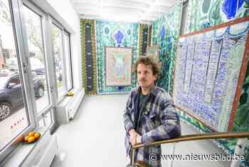 Belgisch-Kazachse kunstenares Veronica Bezdenejnykh gooit hoge ogen  met opvallende schilderijen in Pizza Gallery