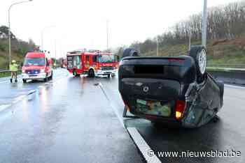 Auto over de kop na slippartij: twee gewonden