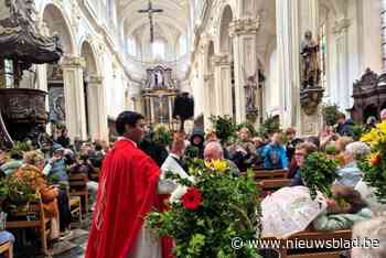 Hij doet het weer: Pater Nepo besprenkelt de kerkgangers volop met wijwater op viering palmprocessie