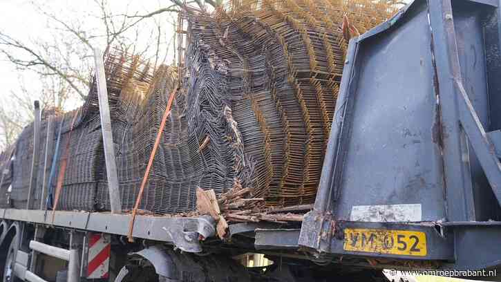 Vrachtwagenchauffeur ramt bomen naast weg, cabine aan gruzelementen