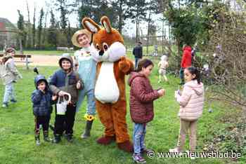Vierhonderd kinderen zoeken paaseitjes in gemeentepark
