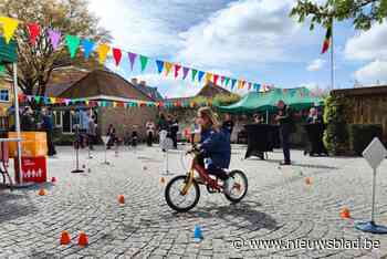 Tijd om de zijwieltjes eraf te halen: gemeente helpt ouders om kinderen te leren fietsen