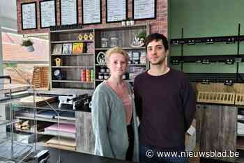 Dimitri en Melissa pakken tijdens opening nieuwe broodjeszaak uit met speciale actie: “Eén jaar gratis brood”