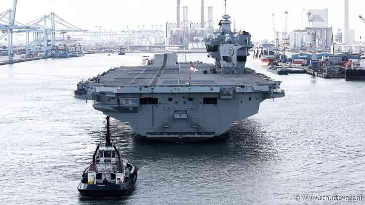 Boluda sleept Brits vliegdekschip Prince of Wales de Rotterdamse haven uit