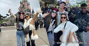 Cast Emily in Paris geniet van uitstap in Disneyland tijdens de opnames van vierde seizoen
